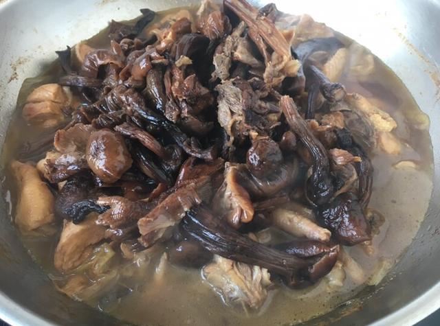 炖鸡肉，直接炖还是先焯水？都不对，掌握3窍门，肉嫩汤鲜还不腥