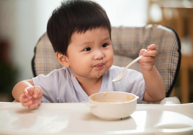 宝宝出牙期还在吃米糊？别怪他拒食厌食，其实辅食喂养已“掉队”