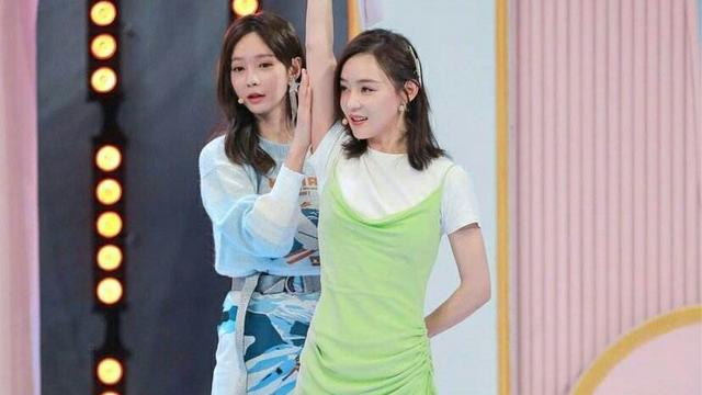 袁姗姗捏文物姿势让周震南着急，淡定回应，将黑红路线贯彻到底？|资讯早知道