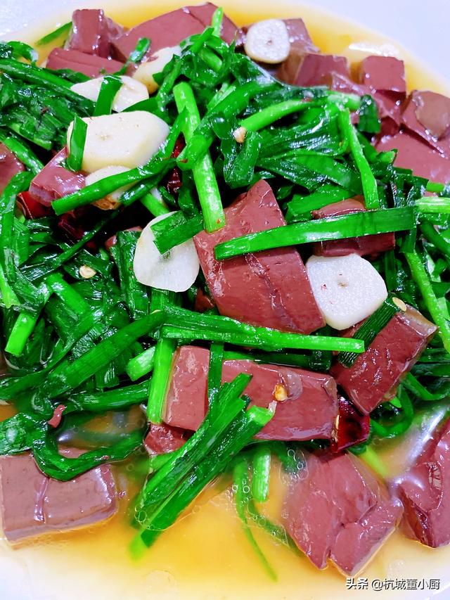 韭菜炒鸭血,鲜嫩爽滑,韭香浓郁,热热烫烫最好吃了