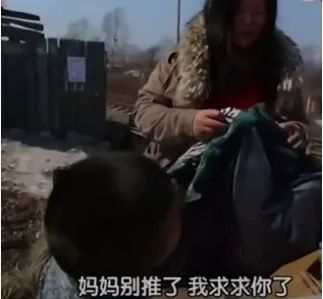 「文字上的青年」17个月宝宝闹脾气刷爆朋友圈，二胎妈妈警告：没事千万别生孩子！！！