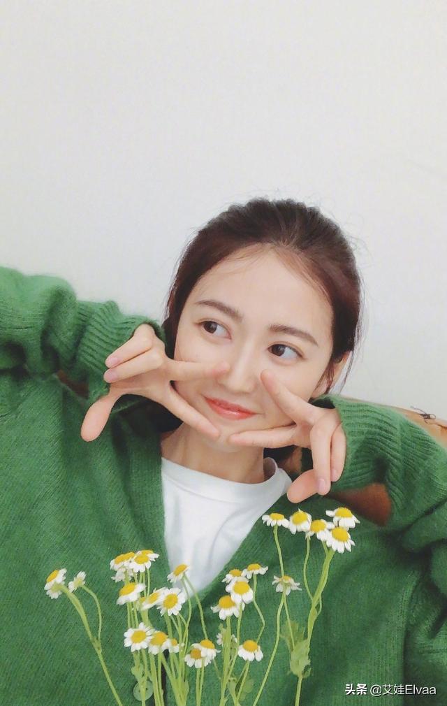 [第五大道]28岁陈钰琪真是贵族，绿色衫配小雏菊自拍好惬意，唐嫣眼光真有毒