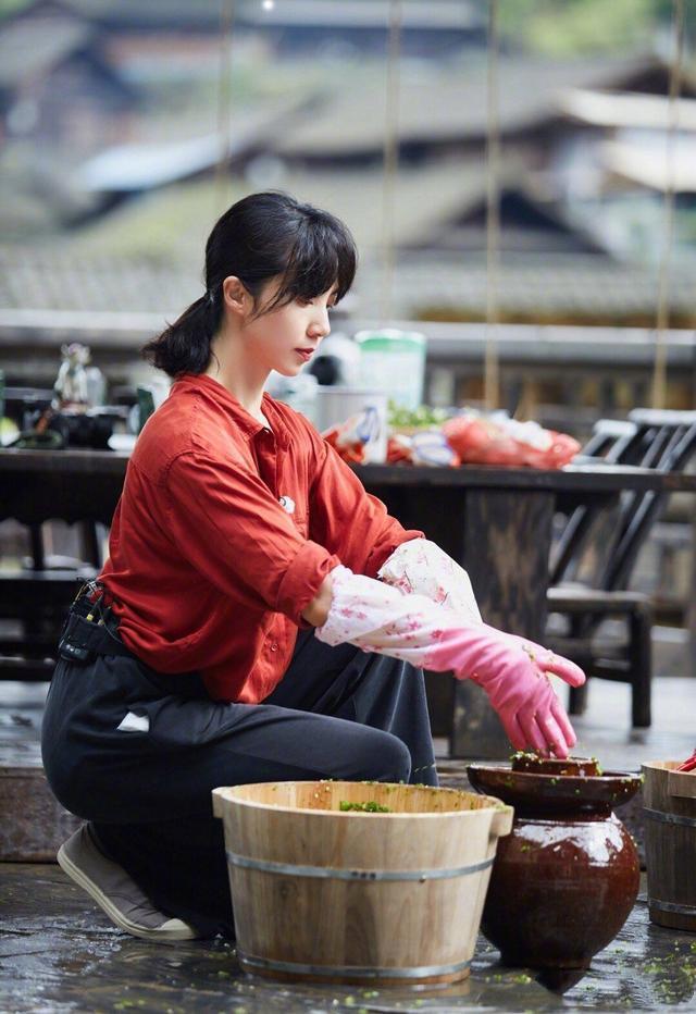 电影工厂：孙莉生完三胎还被称为辣妈？穿搭可优雅可甜美，难怪黄磊死心塌地