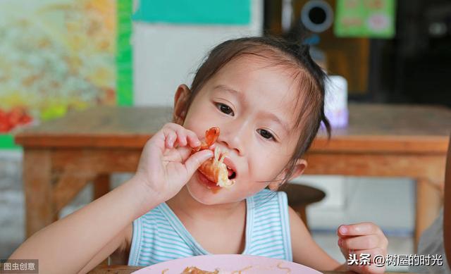 「超级宝妈」海鲜营养多，但家长给孩子做海鲜时，要注意这个方面