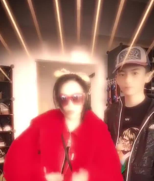 张柏芝首晒全家福，三胎儿子天生黄发，生父疑似外国人电影工厂