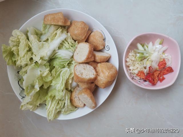 天冷了，白菜与此豆腐搭配着吃，一炒一焖，清淡美味，没肉也好吃