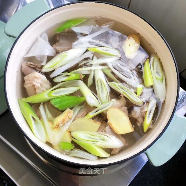 清炖羊排：清淡鲜美，不膻不腻，冬季进补的好选择