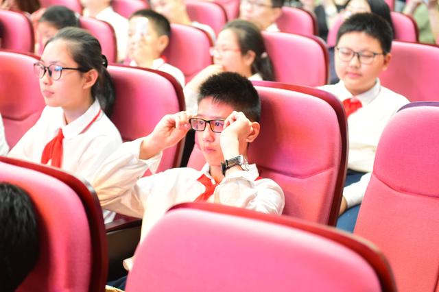 老师|视频丨大宁国际学校五年级学生在师长陪伴下告别母校