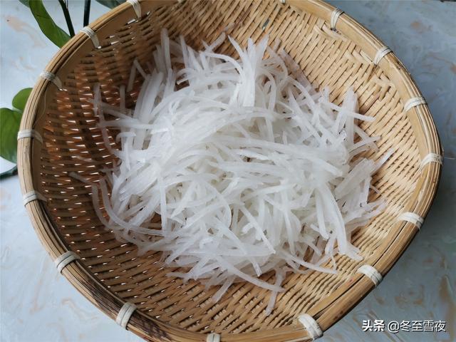 羊肉片别只会涮着吃，和这个食材是绝配，做成汤，营养味美又下饭