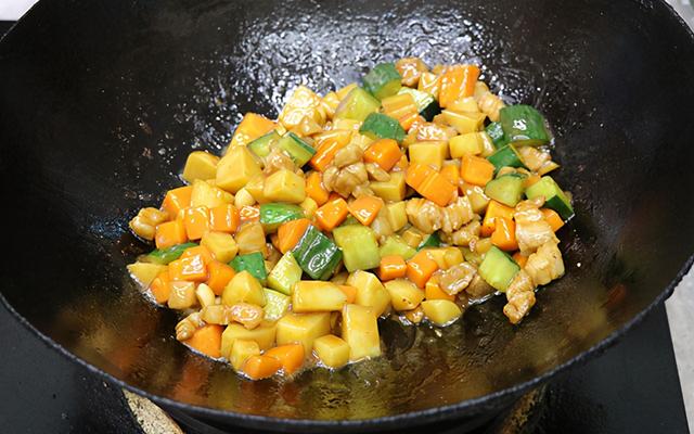 土豆不要炒土豆丝了，教你一道传统老菜炒三丁，做法简单好吃下饭