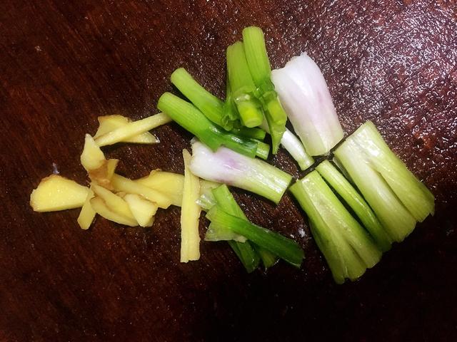 孩子爱吃小鸡腿，给他这样做，鲜香入味，闻着都流口水