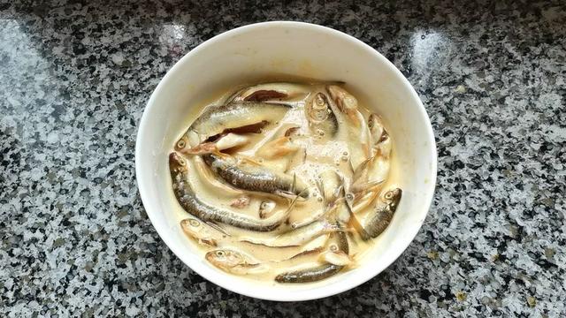 小鱼这样做，一口咬下去，连骨头都是酥酥的，还不怕鱼刺卡喉咙