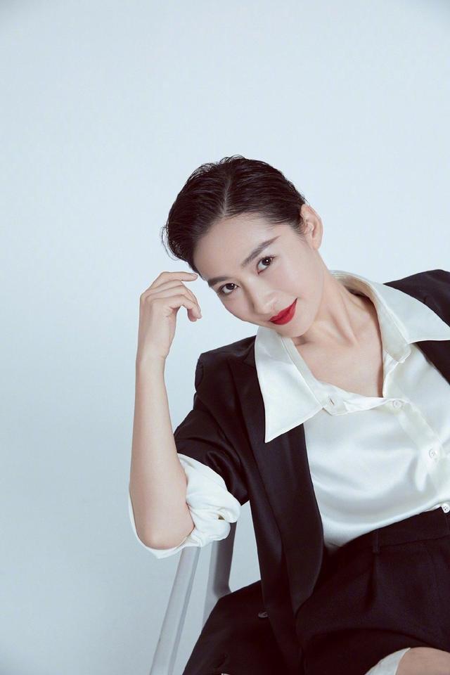 “安陵容”短发梳油头A爆！短裙穿在衬衣外刚盖住大腿，太修长了|fun娱乐