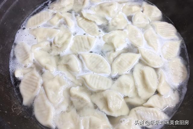 元旦后年关将至，教你调万能猪肉馅，多加“4味料”，加啥菜都香