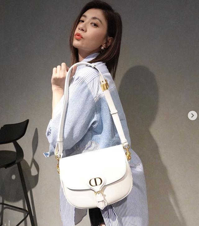 娇软甜伤|贾静雯晒女儿搞怪日常，咘咘背妈妈包要出门，给波妞烫成乱乱卷发