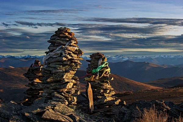 #旅行百事通#夕阳映照下的贡嘎山,让人在净化之中升华灵魂