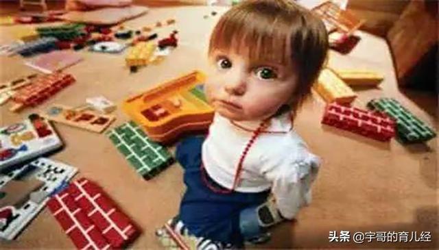 『超级宝妈』一岁多宝宝乱扔东西，妈妈头疼不已，网友：别怕，宝宝正在变聪明