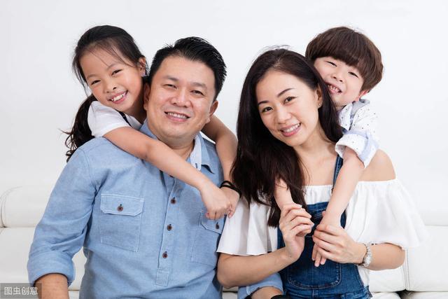 你的育儿经|孩子爸冲进课室打老师，网友：若被老师打的是我女儿，我也会反打