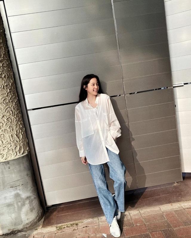 时尚迪科中性风高手欧阳娜娜,居然破天荒走起了淑女风,白色连衣裙超温柔