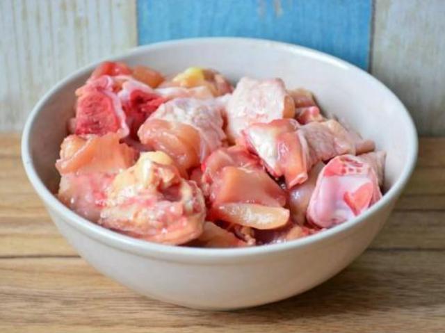 葱油焖鸡懒人做法：不放一滴水，出锅嫩滑爽口，葱香味十足