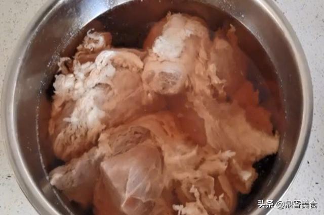 酱牛肉时，切记"1腌2泡"，做对了，牛肉不柴不腥，酱香又入味