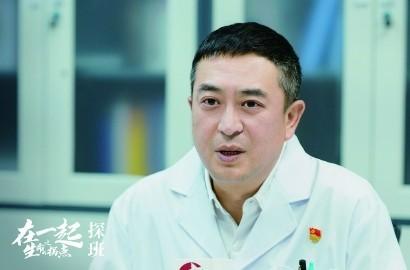 浮生|合作过娱乐圈一半女神的张嘉译这回搭上了张天爱，剧照真实过了头