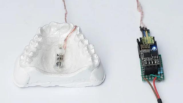 戴上这个神奇牙套，舌头就能当鼠标