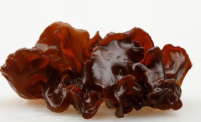 患有脂肪肝、高尿酸的人来说，应该多吃“2黄、少吃3白”