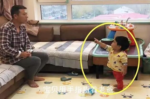 花一样的青春|2岁女娃训斥老爸客厅刷牙，撸起袖子气势汹汹，网友：赶快改正