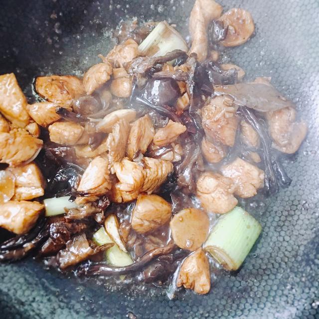 自制红烧鸡块，堪称简易版的小鸡炖蘑菇，味道很好，全家都爱吃