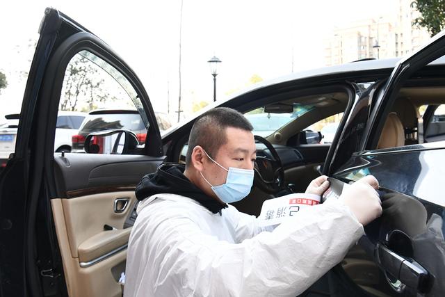 [环球网]独家：杭州滴滴出行为网约车安装防护膜