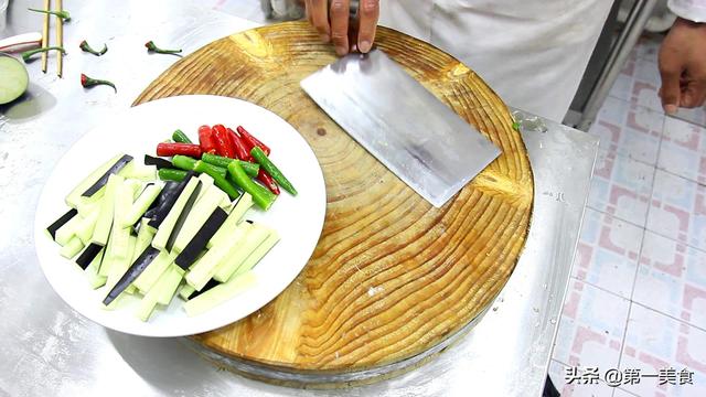 茄子|最下饭的尖椒烧茄子，厨师长教你详细烹饪技巧，看一遍就能学会