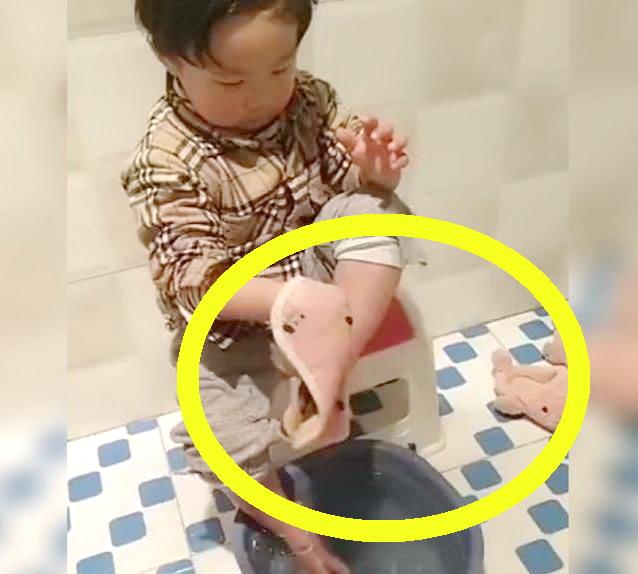 你的育儿经▲宝宝第一次尝试自己洗脚，半小时内反复做这动作，妈妈差点笑岔气