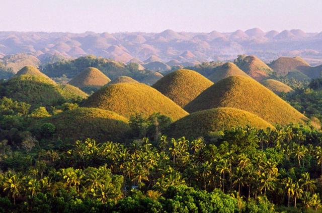 玩乐足迹▲菲律宾最奇特的山峰群，不长树只长草，每到夏天就会变成巧克力山