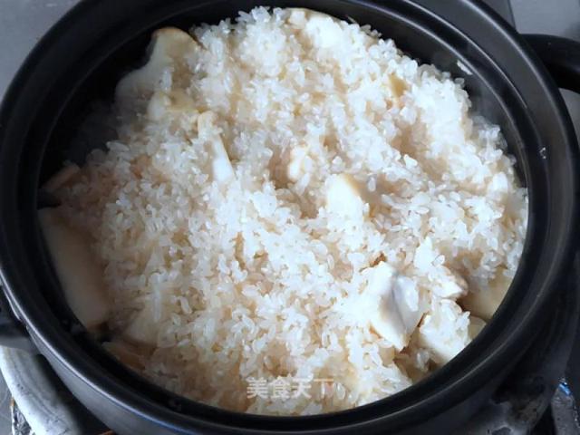 天冷了，自制一份香喷喷的煲仔饭！有菜有肉，越嚼越香