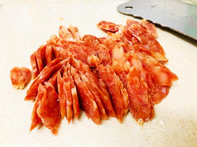 这菜在南方正当季，4块钱能买两斤，配上腊肠爆炒，给肉都不换