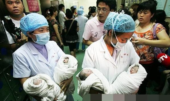 超级宝妈:孕妈生下4胞胎,知道孩子性别后,丈夫笑得合不拢嘴