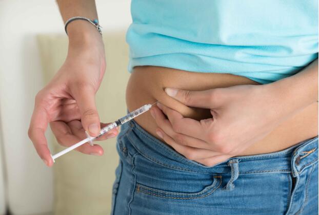 经常口渴就是糖尿病？医生：合并3个典型症状，可能与糖尿病有关