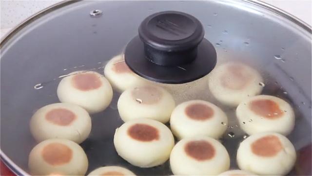 冬天的山药火了，加一碗面粉，不加水不加油，香甜松软，健脾益胃