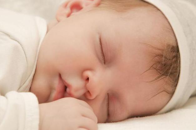 「你的育儿经」孩子每次喝奶总要剩一点，是啥原因？父母不要只从食量上找问题