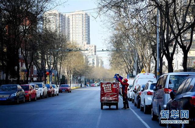 新华网客户端■快递小哥，疫路“逆行者”