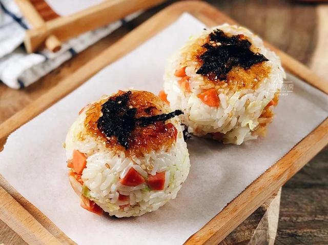 剩米饭别再炒蛋了，拌一拌煎一煎，早餐吃它方便又美味