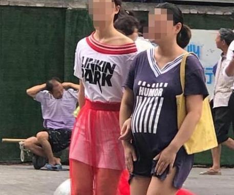 『超级宝妈』“地表硬核产妇”火爆全网，买菜路上生娃，生完抱娃潇洒离去