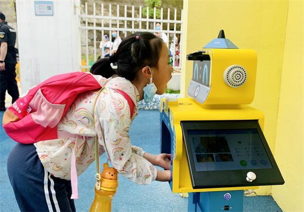 你的育儿经：幼儿园来了晨检机器人