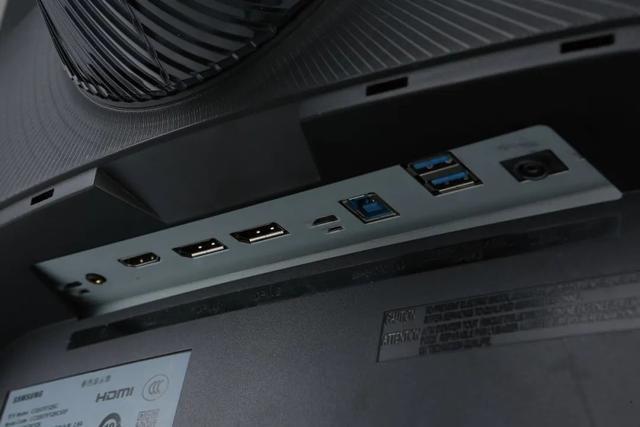 2.5K分辨率敢卖近六千元！三星新推出的这款显示器有什么本事？