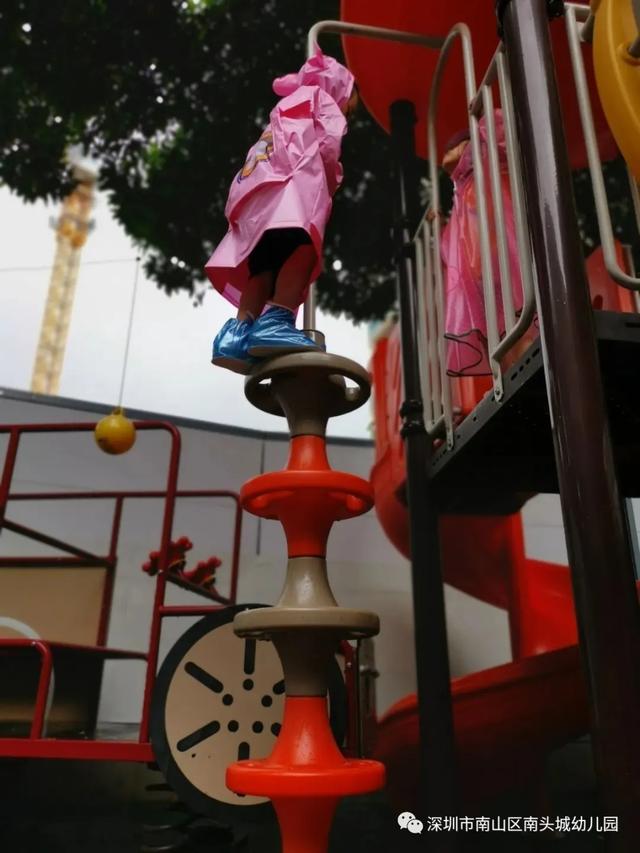 超级宝妈|谁说下雨天不能进行室外活动，这家幼儿园别出心裁做到了