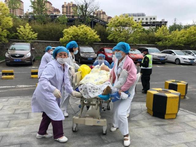 #你的育儿经#一次惊心动魄的早产,婴儿在送医的车上露出了脑袋