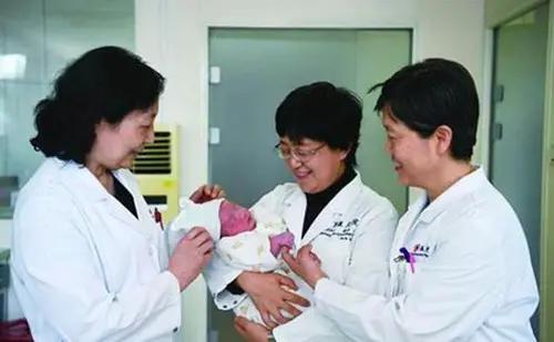 超级宝妈|32年前，中国首例“试管婴儿”出生，如今才知道她和普通人的区别