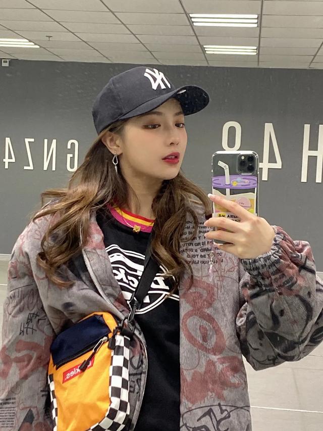 普拉达女王一顶帽子拯救你的穿搭!夏季时髦精搭配指南,可盐可甜超显脸小