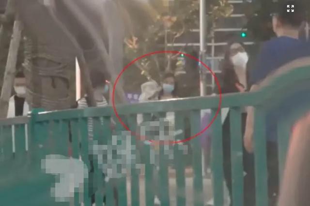 我最闪亮亮|baby带儿子玩耍被泼一头沙子,黄晓明妈妈陪同婆媳关系一目了然